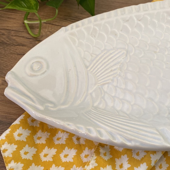 Large White Embossed Glazed Fish Serving Platter - Picture 3 of 9